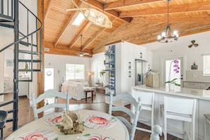 Dining Area | Dishware/Flatware Provided