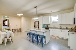 Kitchen | Drip & Keurig Coffee Makers | Dishwasher | Cooking Basics