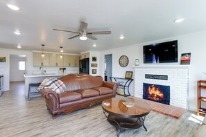 Living Room | Smart TV | Central Heating & A/C | Free WiFi