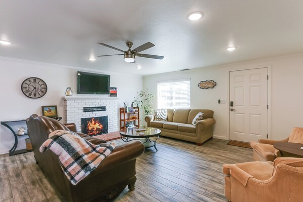 Woodlake Vacation Rental | 3BR | 2BA | 1,840 Sq Ft | 1 Step to Enter