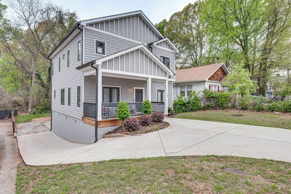 Atlanta Vacation Rental | 3BR | 3BA | 2 Steps Required | 2,550 Sq Ft
