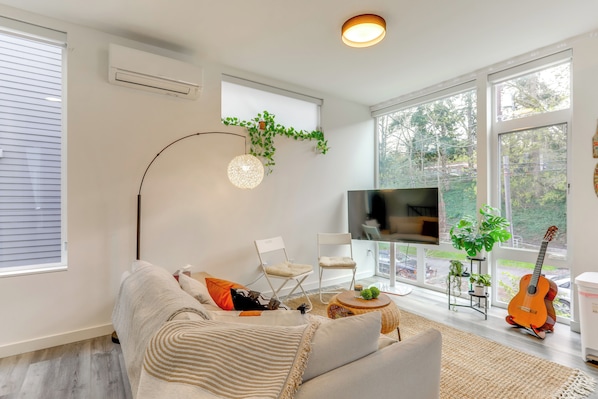 Seattle Vacation Rental | 3BR | 2.5BA | 1,250 Sq Ft | Stairs Required