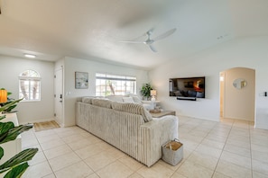 Living Room | Free WiFi | Smart TV