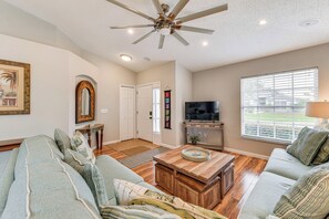 Living Room | Free WiFi | Central A/C & Heating | Smart TV