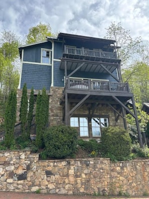 Discover the perfect blend of relaxation and adventure at our charming Mars Hill cottage.