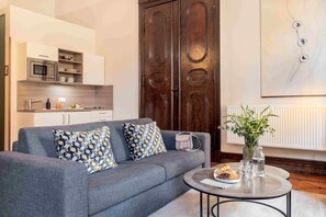 Zimmeransicht, Sofa, Küchenzeile