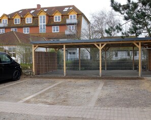 Stellplatz für Auto und Fahrräder