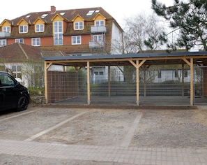 Stellplatz für Auto und Fahrräder