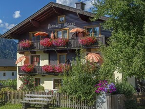 Moser-Meiling, Pension