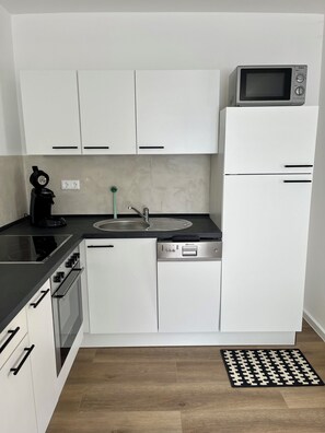 Mit einem Backofen und einer Spülmaschine macht Kochen in der neuen Küche Spaß.