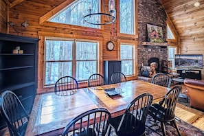 🍽️ Gather around the table and enjoy breathtaking views with every meal! 🌲