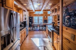Fully stocked kitchen, ready for cozy meals. ✨