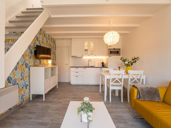 Flooring, Interior Design, Holz, Fussboden, Möbel, Zimmer, Decke, Couch, Wohnzimmer, Wohnung