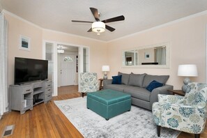 Living room with TV and Ceiling fan.