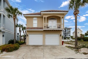 Crustacean Sensation front facade with driveway