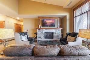 4001 Northstar Dr Unit 509-print-007-014-Interior-3360x2240-300dpi
