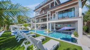 Deep Blue Sea - Unmatched Amenities & Luxury - 60ft Waterslide - Club/Theatre Room - Sleeps 18