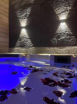 Indoor spa tub