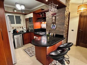 Full kitchen image 1