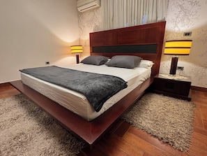 Bedroom 1 image 4