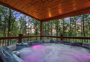 Slip into the bubbling hot tub and let the peaceful forest surroundings and glowing sunsets melt your stress away.