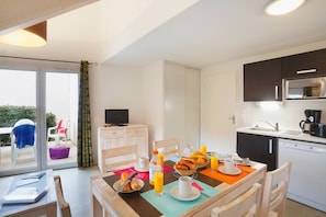 Welcome to your cozy house, a short bike ride from the beach!