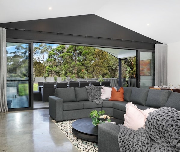 Blackwood Manor | Lounge with fireplace