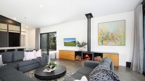 Blackwood Manor | Lounge with fireplace