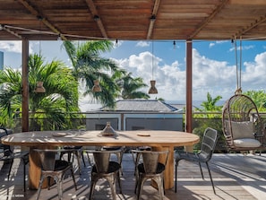 Fully equipped with breakfast bar and two stools, electric oven, gas stove, microwave, fridge and freezer with ice maker, dishwasher, toaster, filter coffee maker and Nespresso machine, mixer, kettle, citrus press, fryer, hood. Large dining table for 6 gu