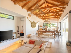 Air-conditionning, HD-TV, Canat Satellite, Apple TV, Bose sound system.
