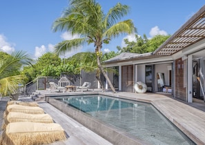 Nice terrace with pool, sun loungers. Gas barbecue.