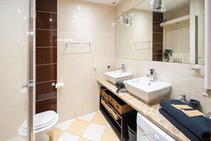 Bathroom with Shower | Book Now with RENTUJEMY.COM