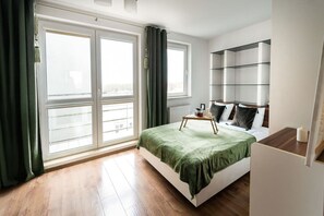 Bedroom with Queen Bed and Balcony | Book Now with RENTUJEMY.COM