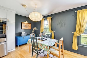 Dining Area | Dishware & Flatware Provided