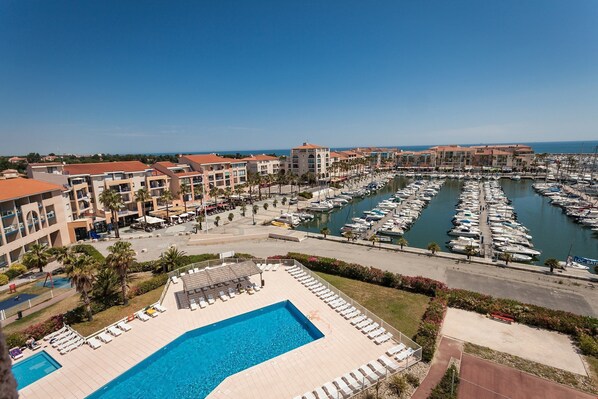 Wonderfully located on the sea, you will love to dive into the outdoor pool on a hot summer day.