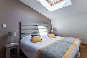 Enjoy the lovely 2 Single beds.