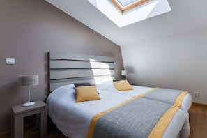 Enjoy the lovely 2 Single beds.