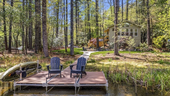 A short stroll to the center of Cashiers exists this charming cottage.