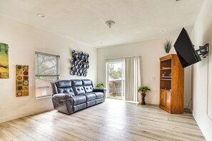 Living Room | Full Sleeper Sofa | Smart TV | Free WiFi | Central A/C & Heating