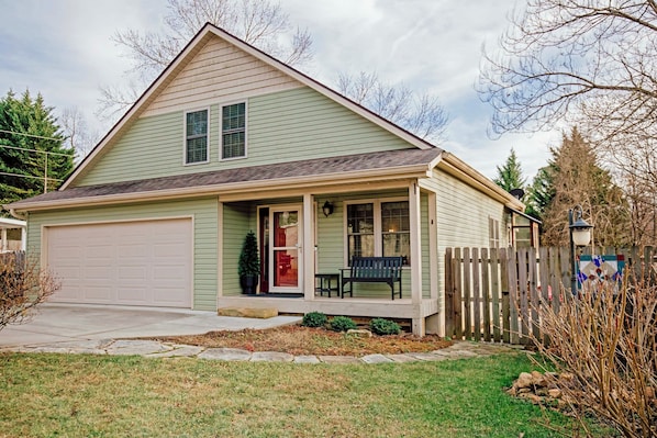 Black Mountain Vacation Rental | 3BR | 2.5BA | 1,611 Sq Ft | 2 Steps to Enter
