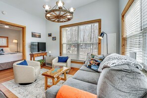 Living Room | Free WiFi | Central Heating & A/C | Smart TV | Full Sleeper Sofa