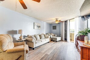 Living Room | Flat-Screen TV | Central Heating & A/C | Free WiFi