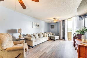 Living Room | Flat-Screen TV | Central Heating & A/C | Free WiFi