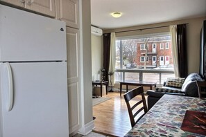 Spacious Montréal Loft Living Room: Relax with AC, High-Speed WiFi, and Smart TV after exploring Old Montréal.