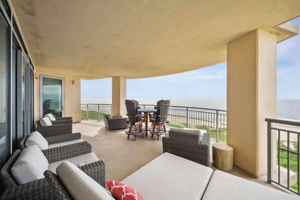Plenty of seating for everyone on this 452sf balcony .