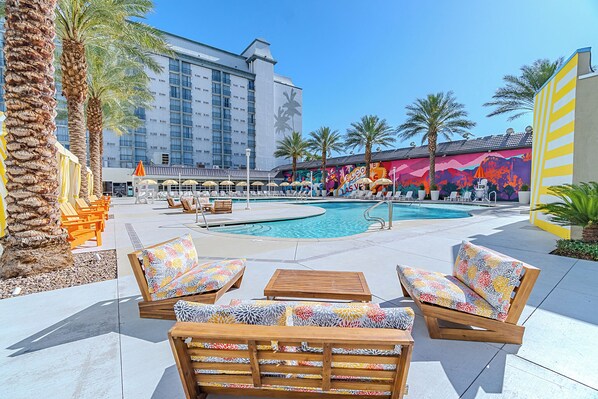 Beautiful swimming pool, family fun!