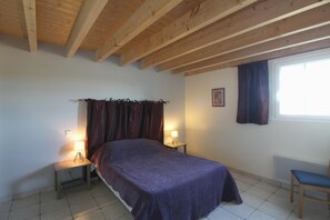 Chambre au rez de chaussée avec dressing