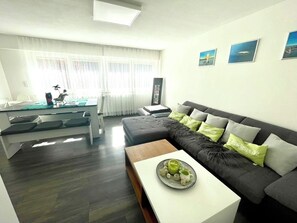 Ferienwohnung mit 75qm, 2 Schlafzimmer, max. 6 Erwachsene + 2 Kinder-Eohnzimmer