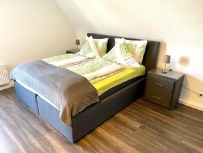 Ferienwohnung mit 75qm, 2 Schlafzimmer, max. 6 Erwachsene + 2 Kinder-Schlafzimmer