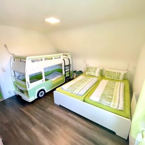 Ferienwohnung mit 75qm, 2 Schlafzimmer, max. 6 Erwachsene + 2 Kinder-Familienzimmer